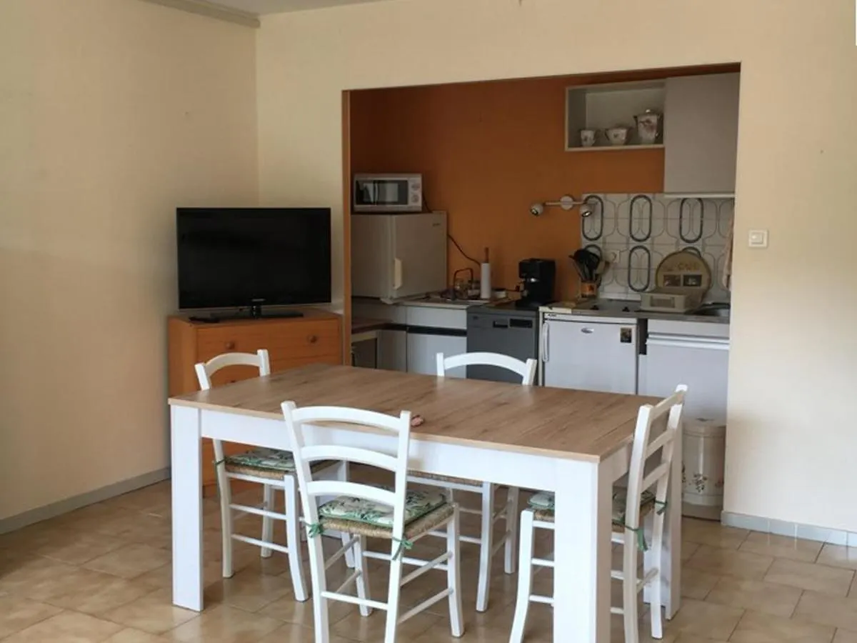 T1 Climatise Au Port De Hyeres Avec Veranda Meublee, Proche Plages Et Commerces - Fr-1-335-186 Apartment