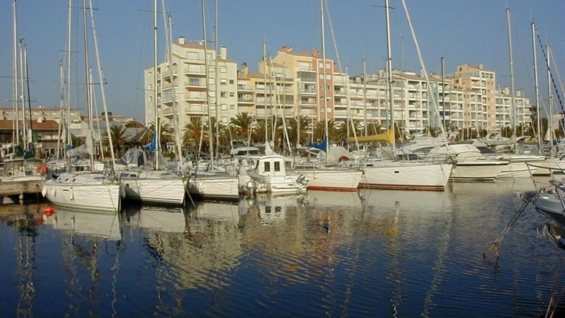 T1 Climatise Au Port De Hyeres Avec Veranda Meublee, Proche Plages Et Commerces - Fr-1-335-186 Apartment 0*,  France
